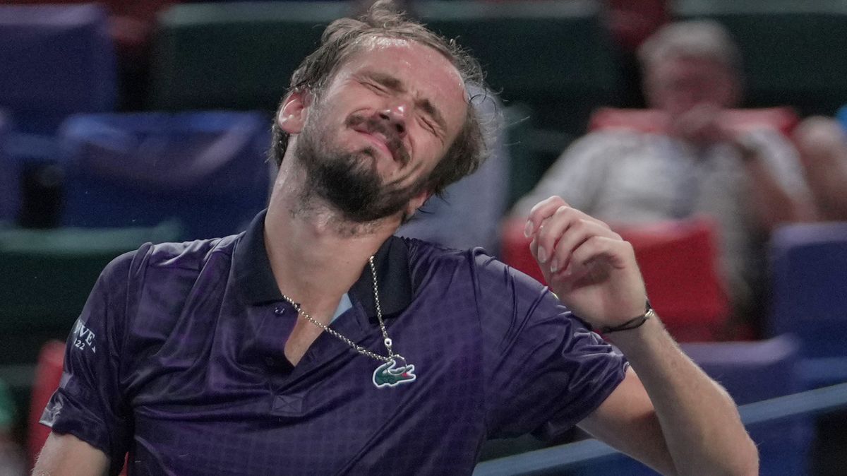 Medveděv trpěl v křečích. Zakročte, žádala organizátory i soupeřka Siniakové